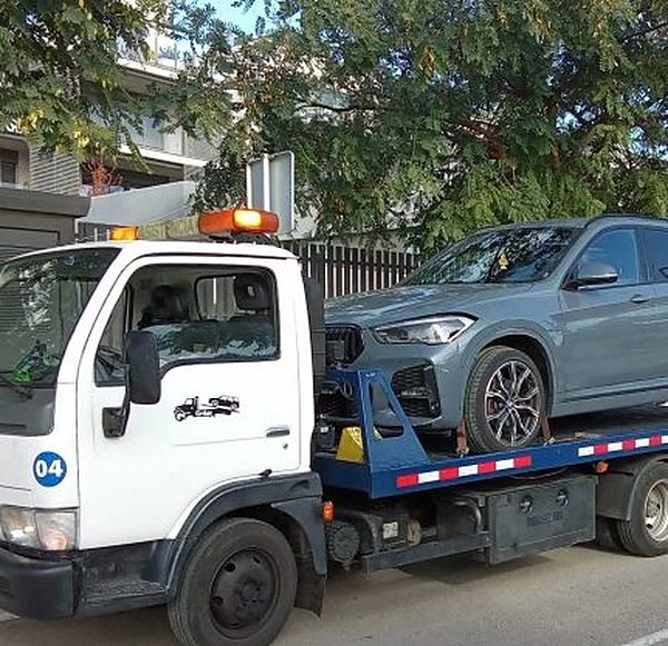 Grúa cargando un carro